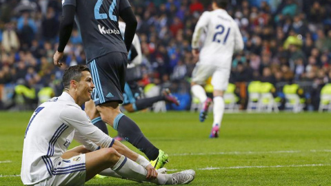 El delantero portugués del Real Madrid, Cristiano Ronaldo, durante el encuentro correspondiente a la jornada 20 de primera división, que han disputado esta noche frente a la Real Sociedad en el estadio Santiago Bernabéu, en Madrid. EFE / J.