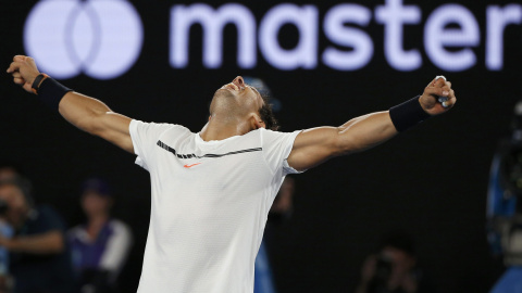 El tenista Rafa Nadal celebra tras vencer en el partido de semifinal en el tornero Open de Australia frente al búlgaro Grigor Dimitrov. REUTERS/Thomas Peter