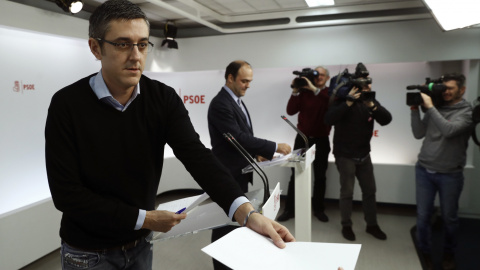 Los coordinadores del área Política y Económica de la Ponencia marco del PSOE, Eduardo Madina y José Carlos Díez, respectivamente, durante la rueda de prensa que han ofrecido en la sede de la calle Ferraz. EFE/Emilio Naranjo