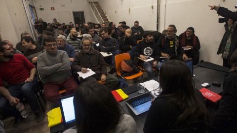 Aspecto de la reunión que El Consejo Político de la CUP y su Grupo de Acción Parlamentaria ha mantenido para decidir si dan apoyo al proyecto presupuestario de la Generalitat para 2017. EFE/Quique García