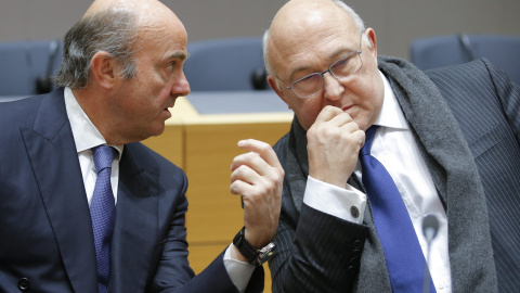 El ministro de Economía español, Luis de Guindos, conversa con el ministro de Finanzas francés, Michel Sapin, durante una reunión del Eurogrupo en Bruselas. EFE/Olivier Hoslet