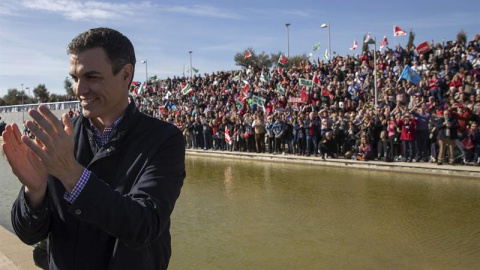 El exsecretario general del PSOE Pedro Sánchez aplaude en el Parque Tecnológico de Dos Hermanas (Sevilla). /EFE