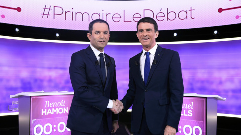 Benoit Hamon (i) y Manuel Valls (d) se estrechan la mano tras e último de sus debates en la campaña de las primarias del Partido Socialista francés. REUTERS/Bertrand Guay