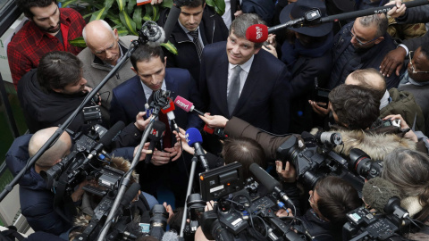 El exministro de Educación y candidado en las primarias del Partido Socialista francés, Benoit Hamon, rodeado de periodistas en un acto de su campaña, en París. REUTERS/Philippe Wojazer