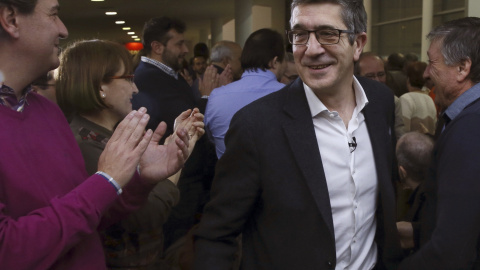 El exlehendakari y aspirante a secretario general del PSOE, Patxi López, tras un acto con militantes madrileños en Fuenlabrada (Madrid). EFE/Fernando Alvarado