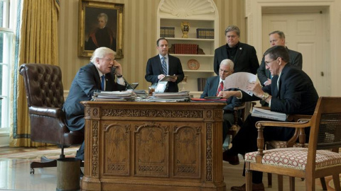 Trump, junto al jefe de gabinete, Reince Priebus (2i), el vicepresidente Mike Pence (3i), el estratega jefe y consejero senior Stephen Bannon (3d), el secretario de prensa Sean Spicer; y el teniente general retirado Michal Flynn. EFE / MICH