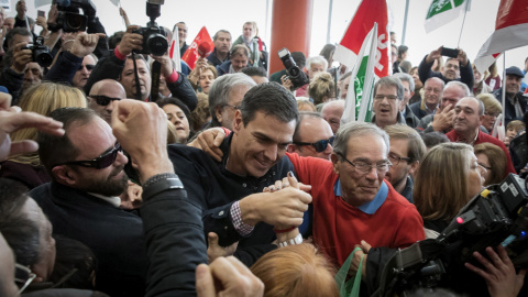 El exsecretario general del PSOE Pedro Sánchez,  saludando a su llegada al Parque Tecnológico de Dos Hermanas (Sevilla), donde ha anunciado que se presentará a las primarias, en un acto con militantes que ha reunido a más de 2.000 simpatiza