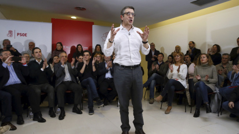 El exlehendakari y aspirante a secretario general del PSOE, Patxi López, en un acto con militantes madrileños en la localidad madrileña de Fuenlabrada. EFE/Fernando Alvarado