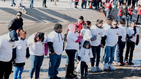 Cientos de indocumentados mexicanos, que viven en EEUU separados de sus familias, se reunieron brevemente hoy con sus allegados en la frontera de la ciudad texana de El Paso para transmitir un mensaje de unión a Donald Trump. EFE/A. Ponce d