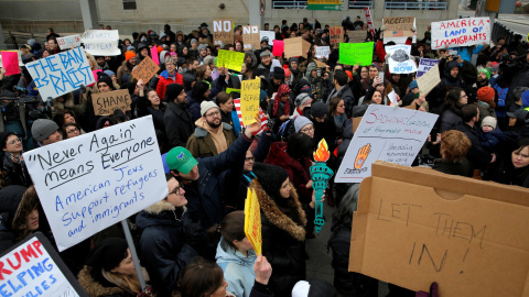 Decenas de personas protestaron en el aeropuerto de Nueva York contra el veto de Trump a los refugiados. REUTERS/Andrew Kelly