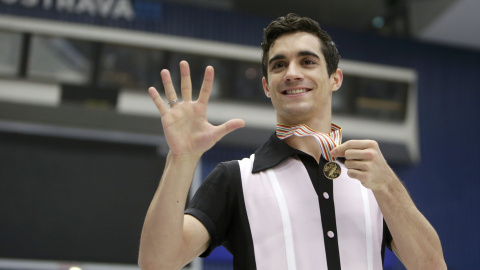 Javier Fernández celebra su quinto título como campeón de Europa de Patinaje artístico. REUTERS/David W Cerny