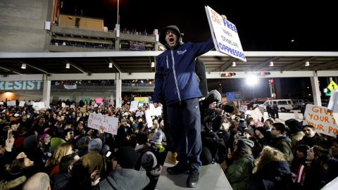 Numerosas personas se concentraron este sábado en el aeropuerto internacional John F. Kennedy de Nueva York después de que comenzaran las expulsiones de inmigrantes de siete países de mayoría musulmana decretadas por Trump. EFE/EPA/JUSTIN L