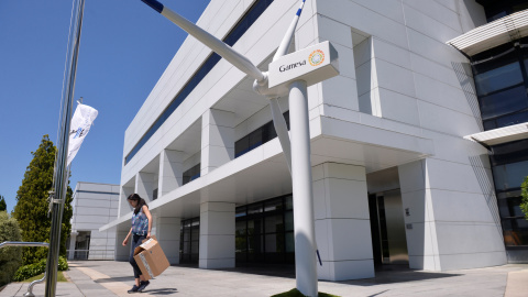 Un aerogenerador en la sede de GAMESA. / REUTERS