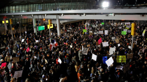 Manifestación de protesta en el exterior de la terminal 4 del aeropuerto internacional de Nueva York por la prohibición de entrada contra ciudadanos de siete países de mayoría musulmana, decretada por Donald Trump. REUTERS/Andrew Kelly