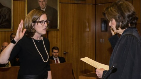 Ann Donnelly en su toma de posesión como juez federal de Brooklyn, en 2015.