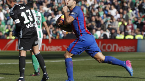 El delantero uruguayo del FC Barcelona, Luis Suárez, hace un gesto tras marcar ante el Real Betis. /EFE