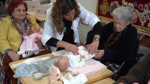 Residentes de San Juan de Dios realizan terapia con bebés hiperrrealistas