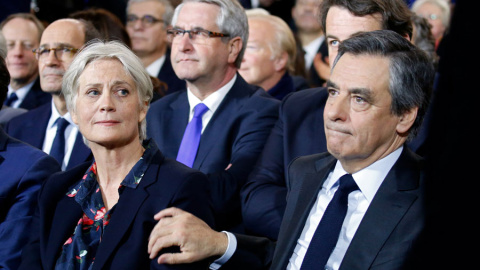 Penelope y François Fillon, durante un acto del partido hace unos días en París. REUTERS/Pascal Rossignol