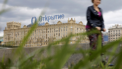 Un cartel del banco ruso Otkritie, sobre un edificio en Mascú. REUTERS/Maxim Shemetov