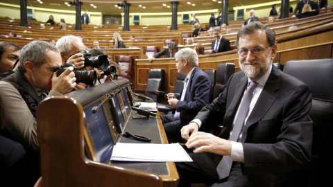 El presidente del Gobierno, Mariano Rajoy, poco antes del inicio de la sesión de control al Gobierno, que se celebra hoy en el Congreso de los Diputados. Le acompaña, el ministro de Asuntos Exteriores y Cooperación, Alfonso Dastis. EFE/Serg