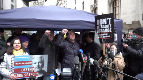 Activistas celebran que la Justicia rechace la extradición de Assange 