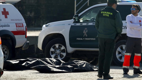 Varios cadáveres de inmigrantes ahogados tras el naufragio de la patera en la que trataban de cruzar el Estrecho el pasado 14 de enero.- EFE