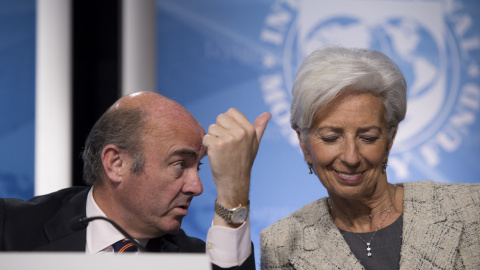 El ministro de Economía, Luis de Guindos, con la directora gerente del FMI, Christine Lagarde, en un seminario durante la reunión de primavera del organismo internacional, en Washington, en abril de 2016. AFP/ Molly Riley