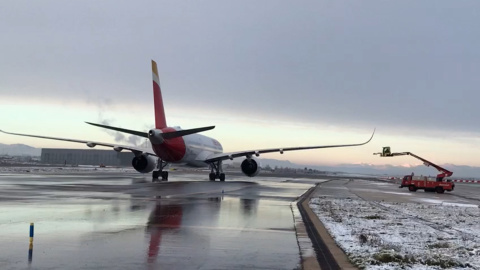 Más de 60 aviones pasan por las bases de deshielo de Iberia en Barajas