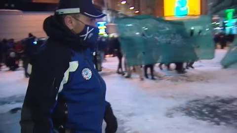 La Policía desaloja a cientos de jóvenes que se tiraban bolas de nieve en el centro de Madrid