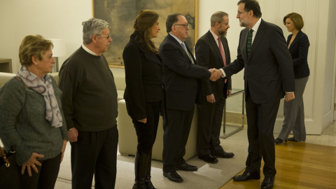 Mariano Rajoy y María Dolores de Cospedal recibiendo a los familiares de las víctimas del Yak-42 / EUROPA PRESS