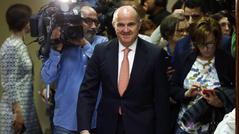 El ministro de Economía, Luis de Guindos, a su llegada esta mañana a la comisión correspondiente del Congreso de los Diputados, donde ha comparecido para explicar las líneas generales de su departamento. EFE/Paco Campos