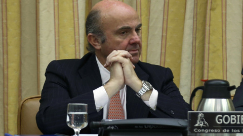 El ministro de Economía, Luis de Guindos, durante su comparecencia  en la comisión correspondiente del Congreso de los Diputados. EFE/Paco Campos