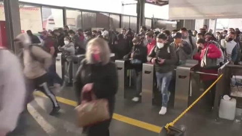 Un incendio en la línea de metro de México provoca aglomeraciones en el transporte público en plena pandemia