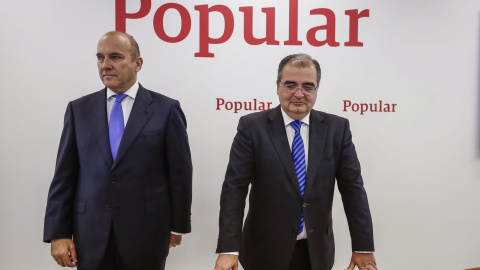 El presidente saliente del Banco Popular, Ángel Ron (d), junto al consejero delegado de la entidad, Pedro Larena (i), durante la presentación de los resultados de 2016. EFE/Emilio Naranjo