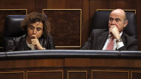 El ministro de Economía, Luis de Guindos, junto a la ministra de Sanidad, Dolors Montserrat, durante la sesión de control al Gobierno en el Congreso de los Diputados. EFE/Sergio Barrenechea