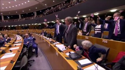 Los eurodiputados británicos a favor del Brexit se despiden del Europarlamento ondeando la Union Jack