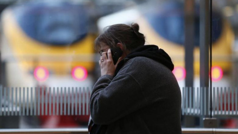 Un viajero habla por su móvil en la estación londinense de  St Pancras International. REUTERS