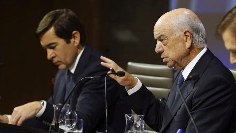 El presidente del BBVA, Francisco González , y el consejero delegado, Carlos Torres, durante la presentación de los resultados de la entidad en 2016. EFE/Paco Campos