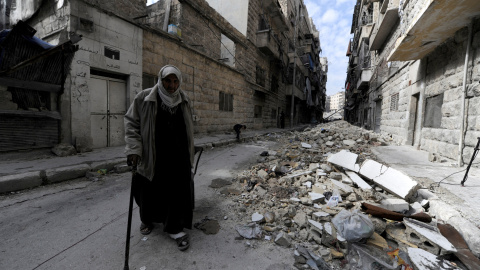 Un hombre camina entre las ruinas en Alepo/REUTERS/Omar Sanadiki