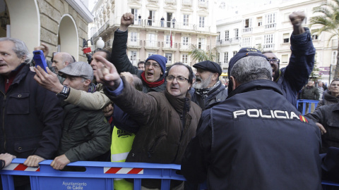 Personas pertenecientes en su mayoría a la marea blanca gaditana en defensa de la sanidad pública han recibido a la presidenta andaluza, Susana Díaz, al grito de "fuera de Cádiz" mientras la jefa del Ejecutivo accedía al Ayuntamiento gadita