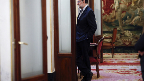 El presidente del Gobierno, Mariano Rajoy, en los pasillos del Congreso de los Diputados donde se ha celebrado la primera sesión de control al Gobierno de 2017. EFE/Chema Moya