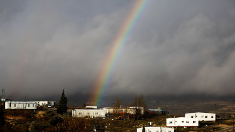 Un arco iris se levanta sobre el asentamiento israelí de Amona en la Cisjordania ocupada/REUTERS