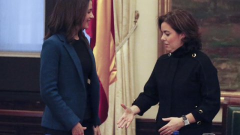 La vicepresidenta del Gobierno, Soraya Sáenz de Santamaría  y la líder de Ciudadanos en Catalunya, Inés Arrimadas, al inicio de la reunión que han mantenido en la zona de Gobierno del Congreso de los Diputados, en Madrid. EFE/Javier Lizón