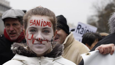 Una niña en una manifestación en defensa de la sanidad pública en Madrid, en 2014.- JAIRO VARGAS