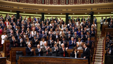 La bancada popular recibe con aplausos a Mariano Rajoy tras ser investido presidente del Gobierno.