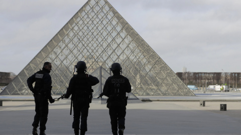 La zona del Louvre ha sido evacuada después del ataque / REUTERS