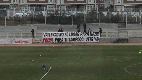 Miembros de los Bukaneros protestan contra el fichaje del ucraniano Roman Zuzulya.