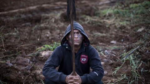 Un shuar de Tunants hace guardia en la carretera en los cortes que hicieron dentro de las comunidades para impedir que los militares entraran violentamente a su territorio. -EDU LEÓN