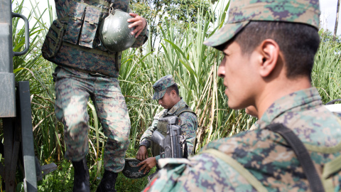 Efectivos militares se desplegaron en la zona cortando el acceso a la única vía de comunicación de las comunidades shuar.- EDU LEÓN