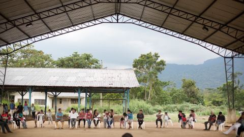 Asamblea en en centro shuar de Tunants donde se hablo de la situación de conflicto y se pidio una resolución dialogada y pacifica al mismo.- EDU LEÓN